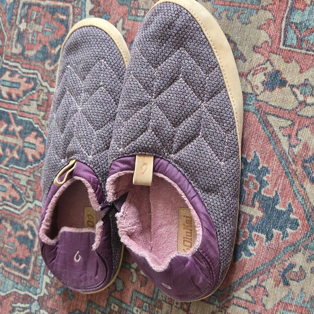 Olukai Lania Kilohana Slip On Slippers Shoes in Grape Wine/Golden Sand Size 9